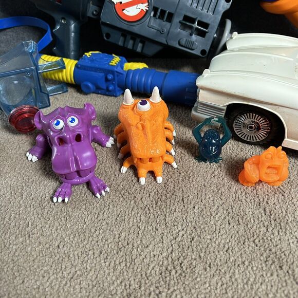 Vintage Kenner Ghostbusters Car Figures Guns Monsters & Vehicle Blaster Goggles - Picture 2 of 16
